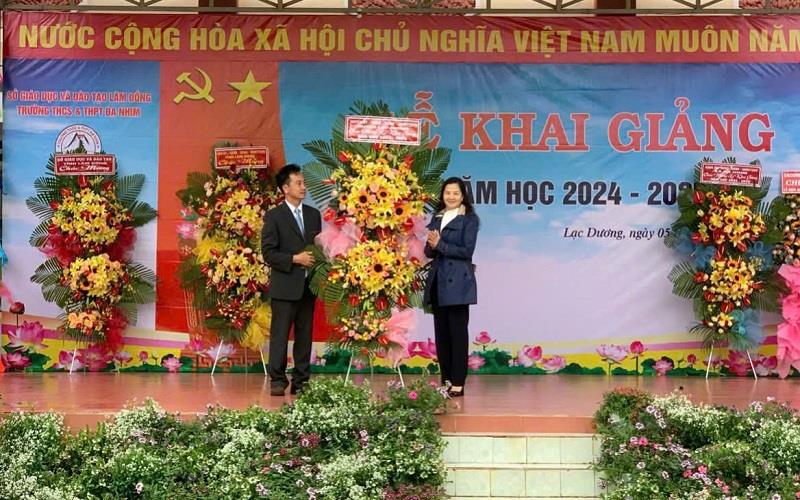 Đồng chí Trần Thị Chúc Quỳnh - Bí thư Huyện ủy Lạc Dương tặng lẵng hoa chúc mừng ngày khai giảng