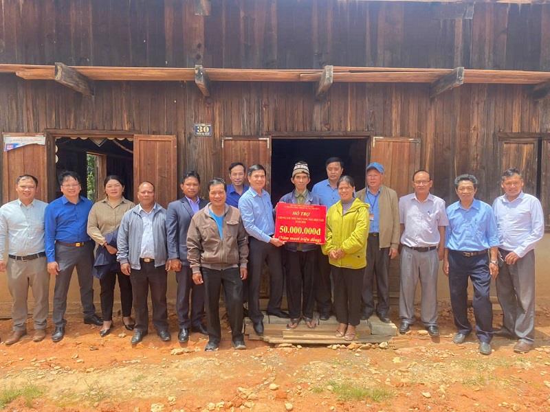 Trao kinh phí hỗ trợ làm nhà cho hộ có hoàn cảnh khó khăn tại xã Đạ Nhim