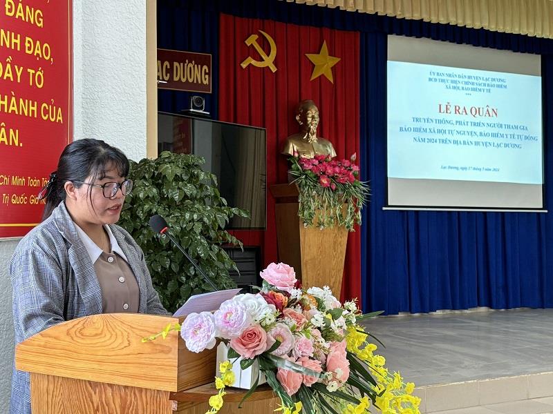 Đồng chí Kra Jañ Ñial - Phó Chủ tịch UBND thị trấn Lạc Dương phát biểu hưởng ứng