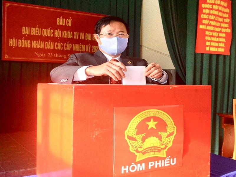 Đồng chí Phạm Triều - TUV, Bí thư Huyện ủy bỏ lá phiếu đầu tiên tại tổ dân phố B’Nơr A thị trấn Lạc Dương