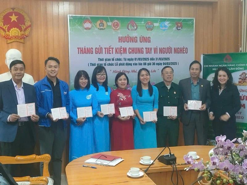 Đồng chí Cil Poh - Phó Chủ tịch UBND huyện, Trưởng Ban đại diện Ngân hàng CSXH huyện (trái ảnh) trao thẻ tiết kiệm cho Ủy ban MTTQ Việt Nam và các tổ chức chính trị - xã hội của huyện