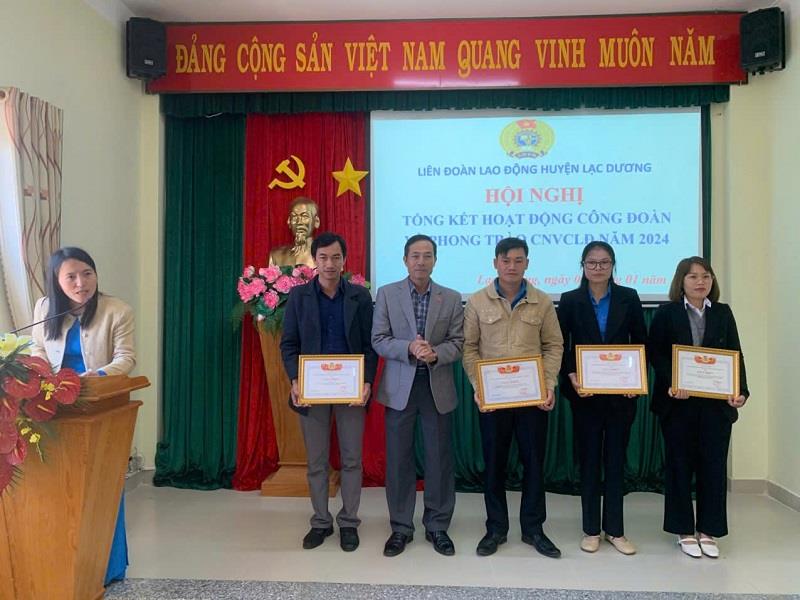 Tặng giấy khen của Liên đoàn Lao động huyện cho các tập thể có thành tích xuất sắc trong năm 2024
