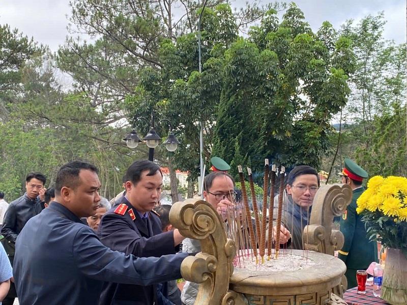 Cán bộ, công chức, viên chức và người lao động các cơ quan, ban, ngành thắp hương tại Đài tưởng niệm