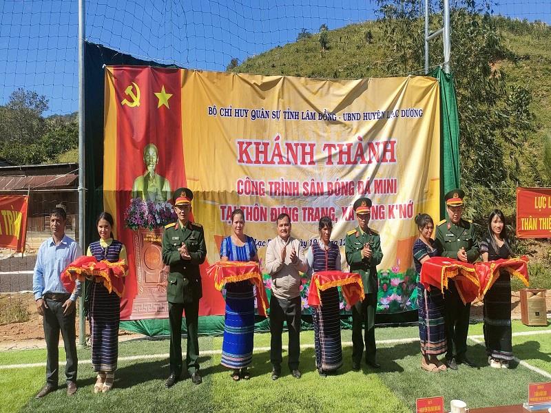 Các đại biểu cắt băng khánh thành công trình