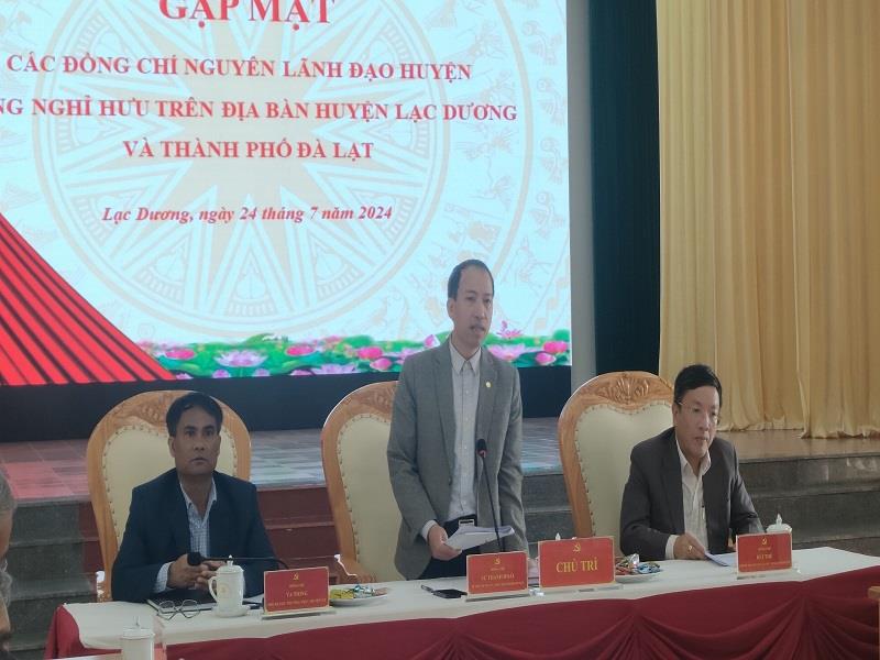 Đồng Sử Thanh Hoài - Bí thư Huyện ủy, Chủ tịch HĐND huyện phát biểu cảm ơn các ý kiến đóng góp của các đồng chí nguyên lãnh đạo huyện
