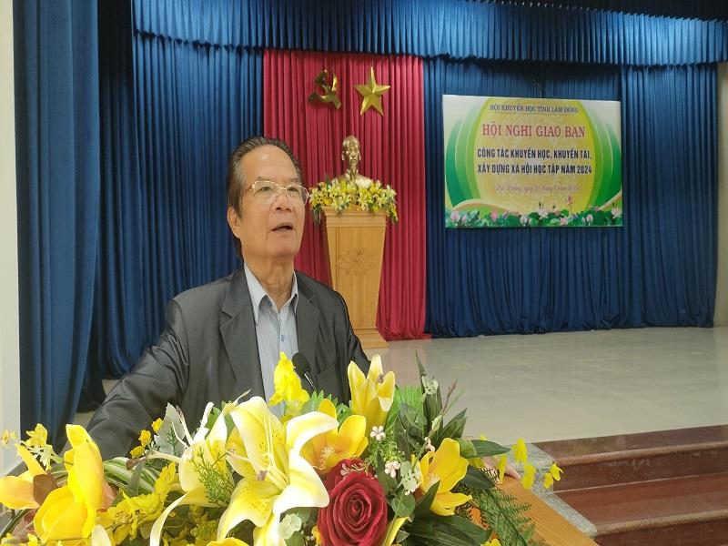 Nhà giáo Ưu tú Nguyễn Xuân Ngọc - Chủ tịch Hội Khuyến học Lâm Đồng phát biểu tại Hội nghị