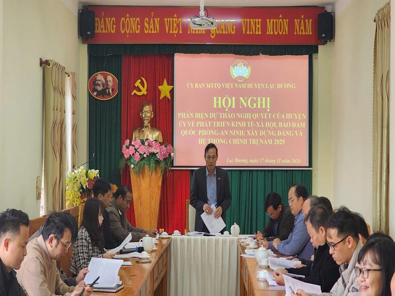 Ông Nguyễn Văn Thụy - Chủ tịch Ủy ban MTTQ Việt Nam huyện tiếp thu các ý kiến phản biện