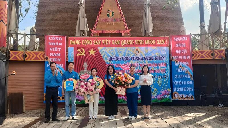 Trao quyết định và tặng hoa cho hai Công đoàn cơ sở mới thành lập