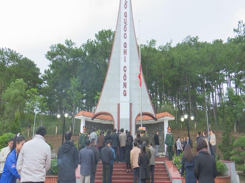 Cán bộ, công chức, viên chức huyện Lạc Dương thắp hương tưởng niệm