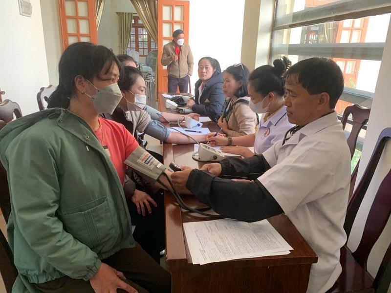 Các tình nguyện viên được kiểm tra sức khỏe trước khi hiến máu