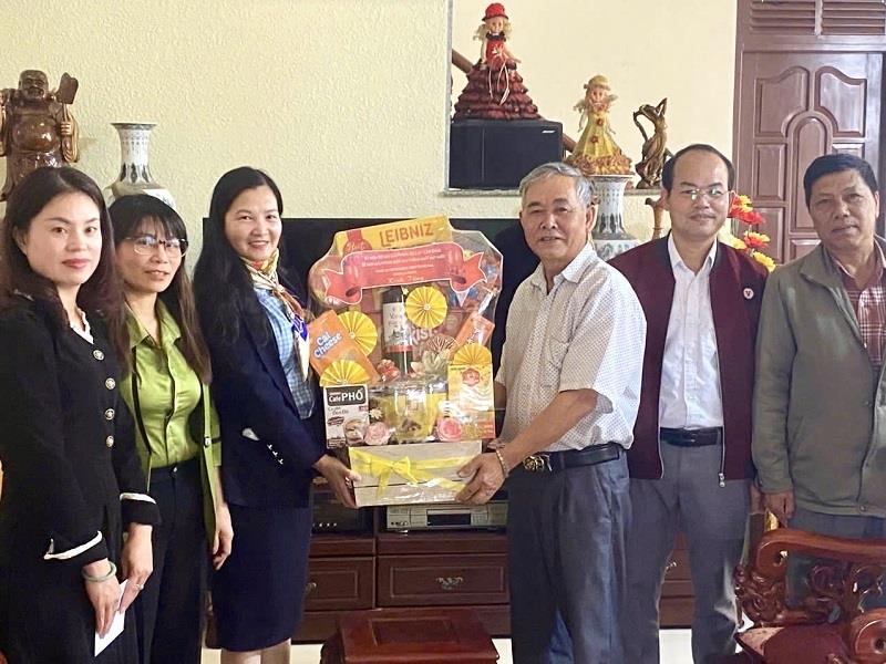Bí thư Huyện ủy cùng các thành viên trong đoàn trao tặng quà tới thương binh Trần Xuân Tuất