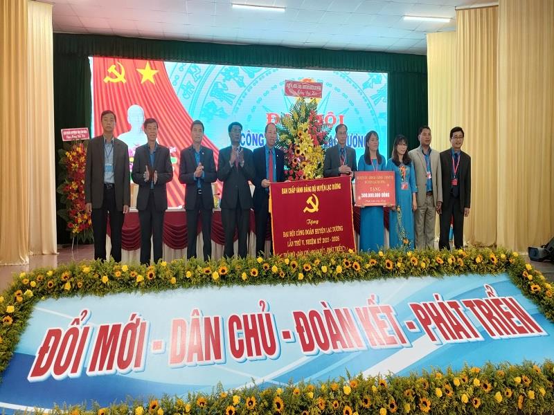 Lãnh đạo huyện Lạc Dương trao tặng bức trướng và 500 triệu đồng cho Liên đoàn Lao động huyện