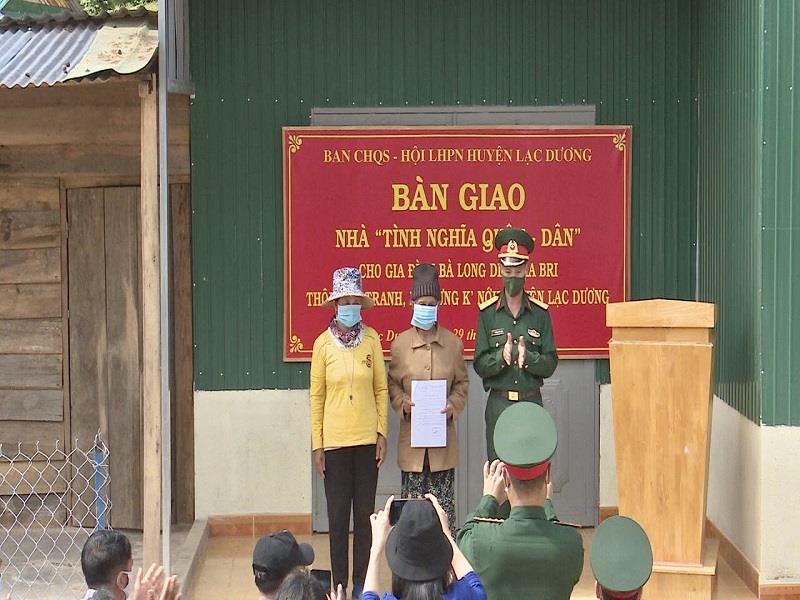 Bàn giao nhà cho hộ gia đình bà Long Dinh Ha Bri