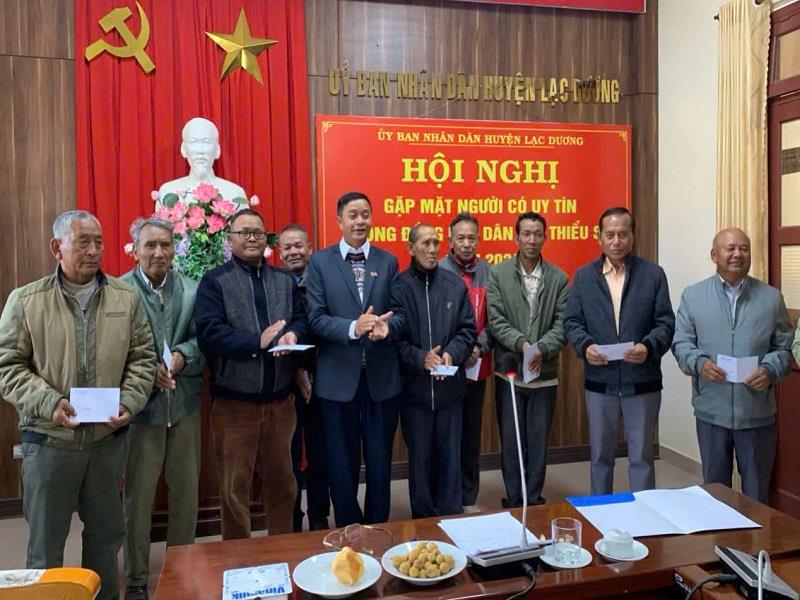 Đồng chí Cil Poh - Phó Chủ tịch UBND huyện tặng quà cho những người có uy tín
