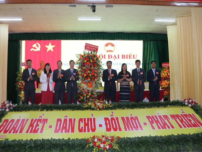 Lãnh đạo Ủy ban MTTQ Việt Nam tỉnh Lâm Đồng tặng hoa chúc mừng Đại hội