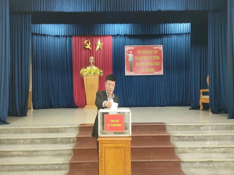 Các đồng chí lãnh đạo huyện ủng hộ tại buổi Lễ phát động