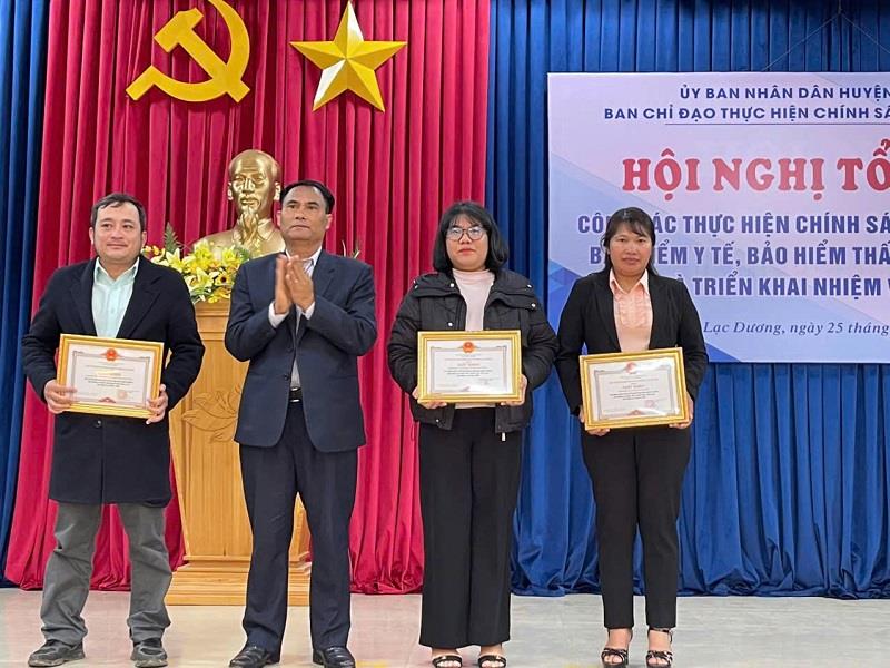 Tặng giấy khen cho các tập thể, cá nhân