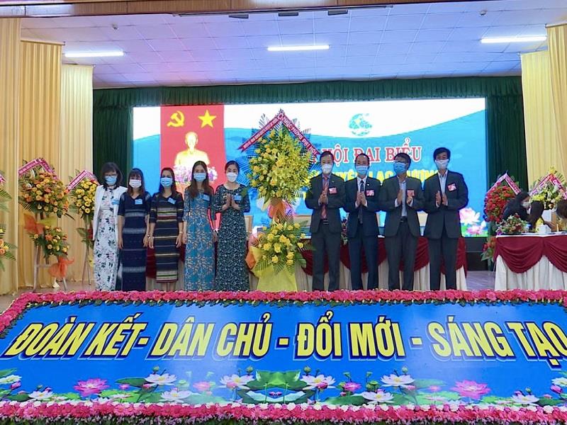 Các đồng chí lãnh đạo huyện tặng hoa chúc mừng Đại hội