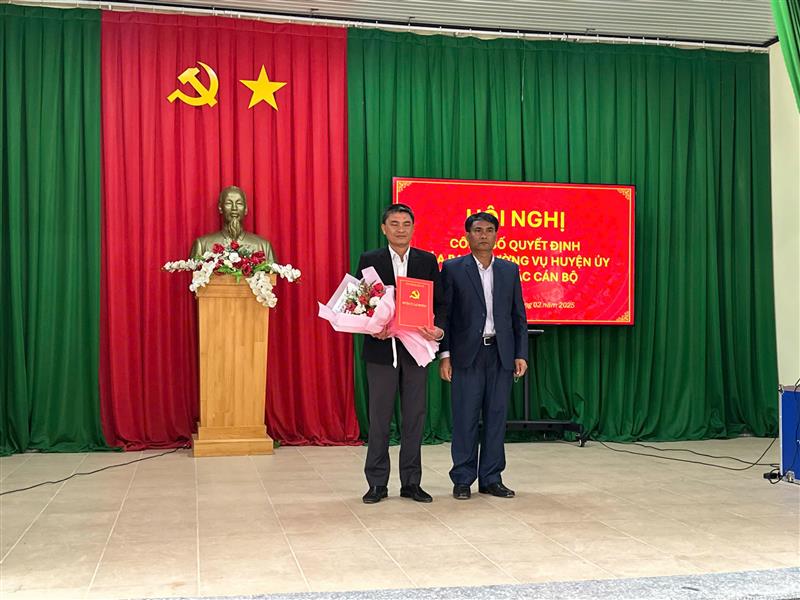 Đồng chí Ya Tiong - Phó Bí thư Thường trực Huyện ủy trao quyết định cho đồng chí Vũ Bá Phóng