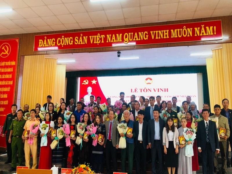 Các đồng chí lãnh đạo tỉnh và huyện chụp hình lưu niệm cùng các gương sáng đời thường được tôn vinh