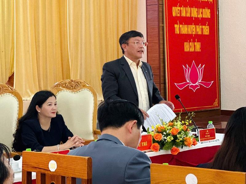 Đồng chí Bùi Thế - Chủ tịch UBND huyện giải đáp làm rõ thêm ý kiến của các đại biểu