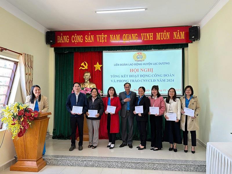 Khen thưởng các tác phẩm đạt giải báo chí phong trào công nhân và hoạt động công đoàn huyện Lạc Dương