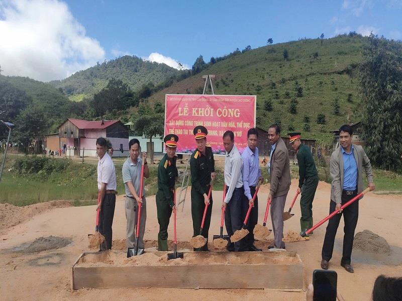Các đại biểu thực hiện nghi thức khởi công công trình