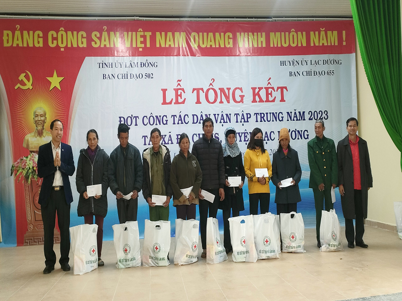 Lãnh đạo Hội Chữ thập đỏ tỉnh và lãnh đạo huyện Lạc Dương trao quà cho các hộ gia đình chính sách, người có công, người uy tín trên địa bàn xã