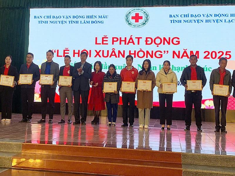 Tặng giấy khen cho các tập thể, cá nhân có thành tích xuất sắc trong phong trào HMTN năm 2024