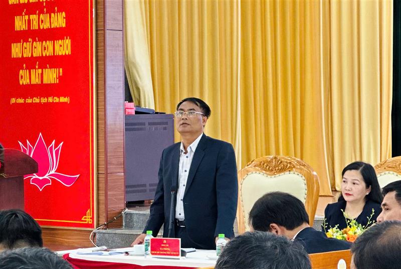 Đồng chí Ya Tiong - Phó Bí thư Thường trực Huyện ủy giải đáp làm rõ thêm ý kiến của các đại biểu