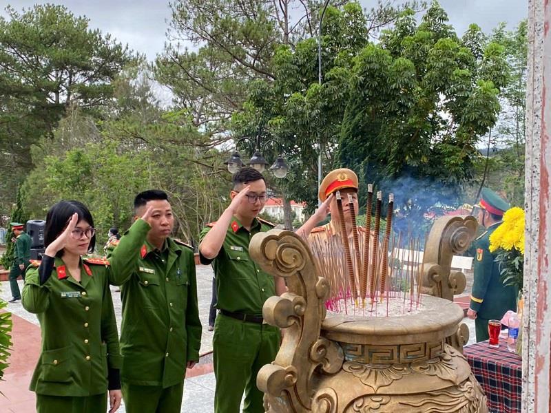 Chiến sỹ lực lượng vụ trang thắp hương tại Đài tưởng niệm