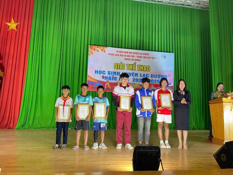 Trao giải cho các tập thể đạt thành tích cao