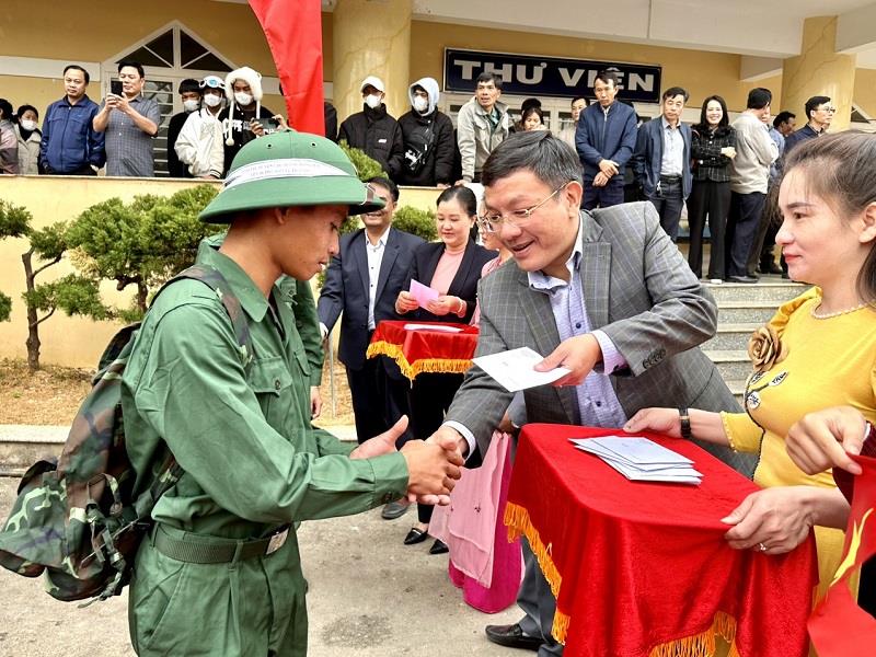 Các đồng chí lãnh đạo huyện tặng quà động viên thanh niên lên đường nhập ngũ