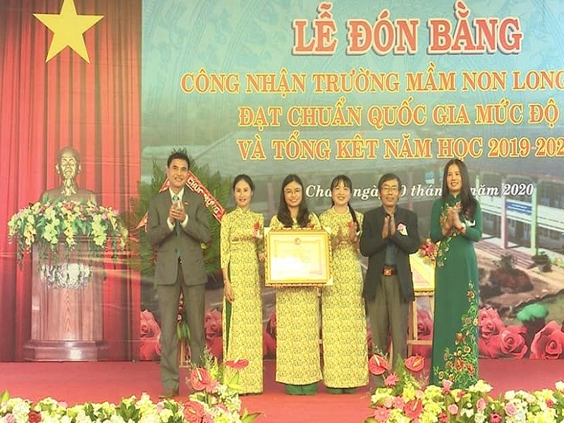 Lãnh đạo Hội đồng nhân dân và Lãnh đạo Phòng Giáo dục-Đào tạo huyện trao Bằng công nhận đạt chuẩn quốc gia mức độ 1 cho trường Mầm non Long Lanh