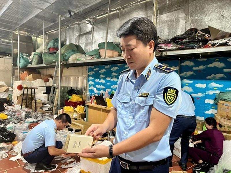 Quản lý thị trường tăng cường kiểm tra, xử lý vi phạm buôn bán hàng giả, hàng nhái trên sàn thương mại điện tử, mạng xã hội. Ảnh minh họa: thanhnien.com.vn
