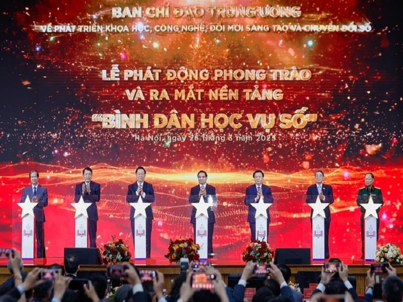 Thủ tướng Phạm Minh Chính và các đại biểu thực hiện nghi thức phát động phong trào “Bình dân học vụ số”. Ảnh: VGP