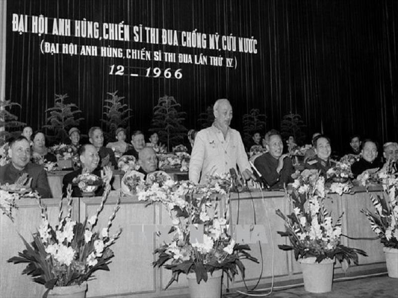 Chủ tịch Hồ Chí Minh phát biểu tại Đại hội anh hùng, chiến sĩ thi đua chống Mỹ, cứu nước (Đại hội anh hùng, chiến sĩ thi đua lần thứ IV), tháng 12-1966. Ảnh tư liệu