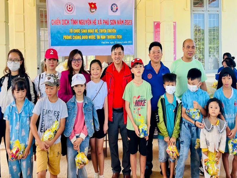 Trao tặng quà cho trẻ em dân tộc thiểu số, trẻ em khó khăn thôn Preteing 2, xã Phú Sơn