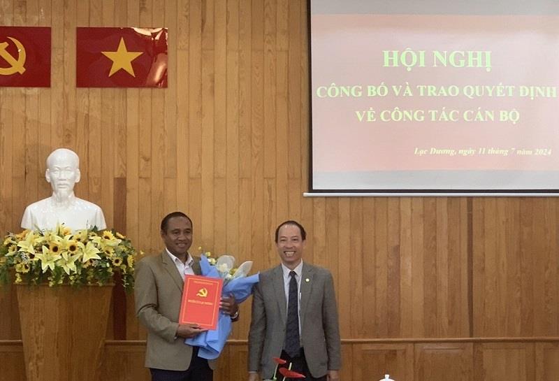 Đồng chí Sử Thanh Hoài - Bí thư Huyện ủy, Chủ tịch HĐND huyện trao quyết định và tặng hoa chúc mừng đồng chí Cil Duin