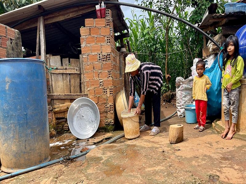 Bà K’Hõn (ở thôn R’Chai 1, xã Phú Hội, Đức Trọng) được cán bộ y tế hướng dẫn làm vệ sinh nguồn nước gia đình để diệt muỗi (lăng quăng) phòng bệnh sốt xuất huyết