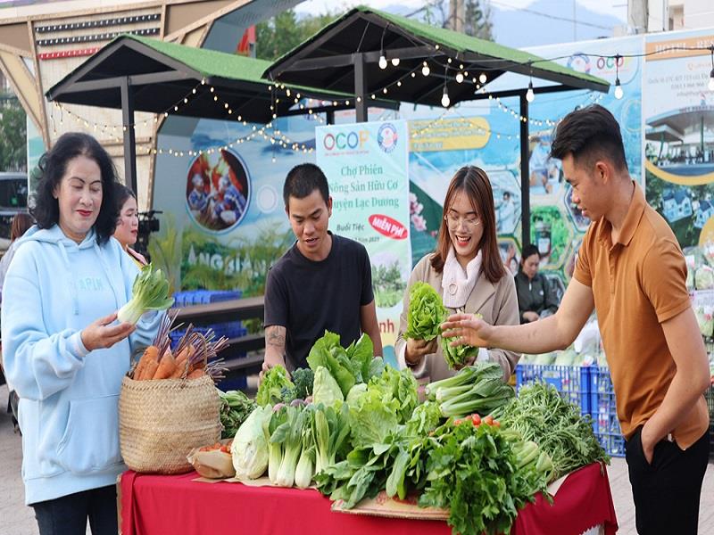 Nhiều người dân thích thú gian hàng rau hữu cơ Hải Hói tại phiên Chợ nông sản hữu cơ huyện Lạc Dương (Ảnh: Lê Hoa/baolamdong.vn))