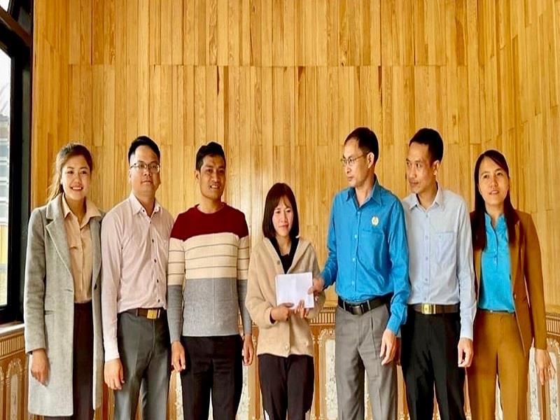 Liên đoàn Lao động huyện Lạc Dương trao tiền hỗ trợ mái ấm công đoàn cho đoàn viên Kơ Đơng K'Khuyên
