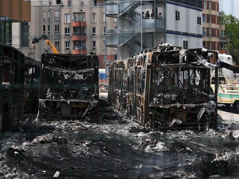 Những chiếc xe buýt bị đốt cháy tại bến Fort d'Aubervilliers, ở Aubervilliers, phía Bắc thủ đô Paris (Pháp), ngày 30/6/2023. (Ảnh: Xinhua)