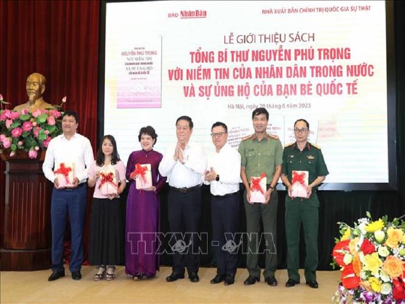 Đồng chí Nguyễn Trọng Nghĩa, Bí thư Trung ương Đảng, Trưởng Ban Tuyên giáo Trung ương tặng sách cho các đơn vị