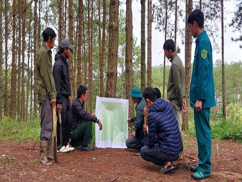 Cán bộ xã và lực lượng kiểm lâm, các hộ nhận khoán bàn bạc phương án tuần tra QLBVR