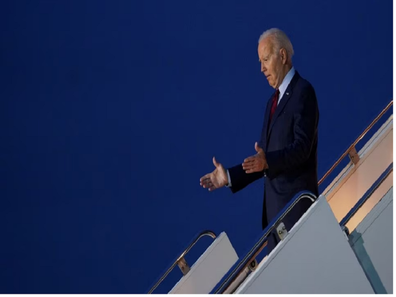 Tổng thống Joe Biden tại sân bay Stansted (Anh), ngày 9/7/2023. (Ảnh: Reuters/Kevin Lamarque)