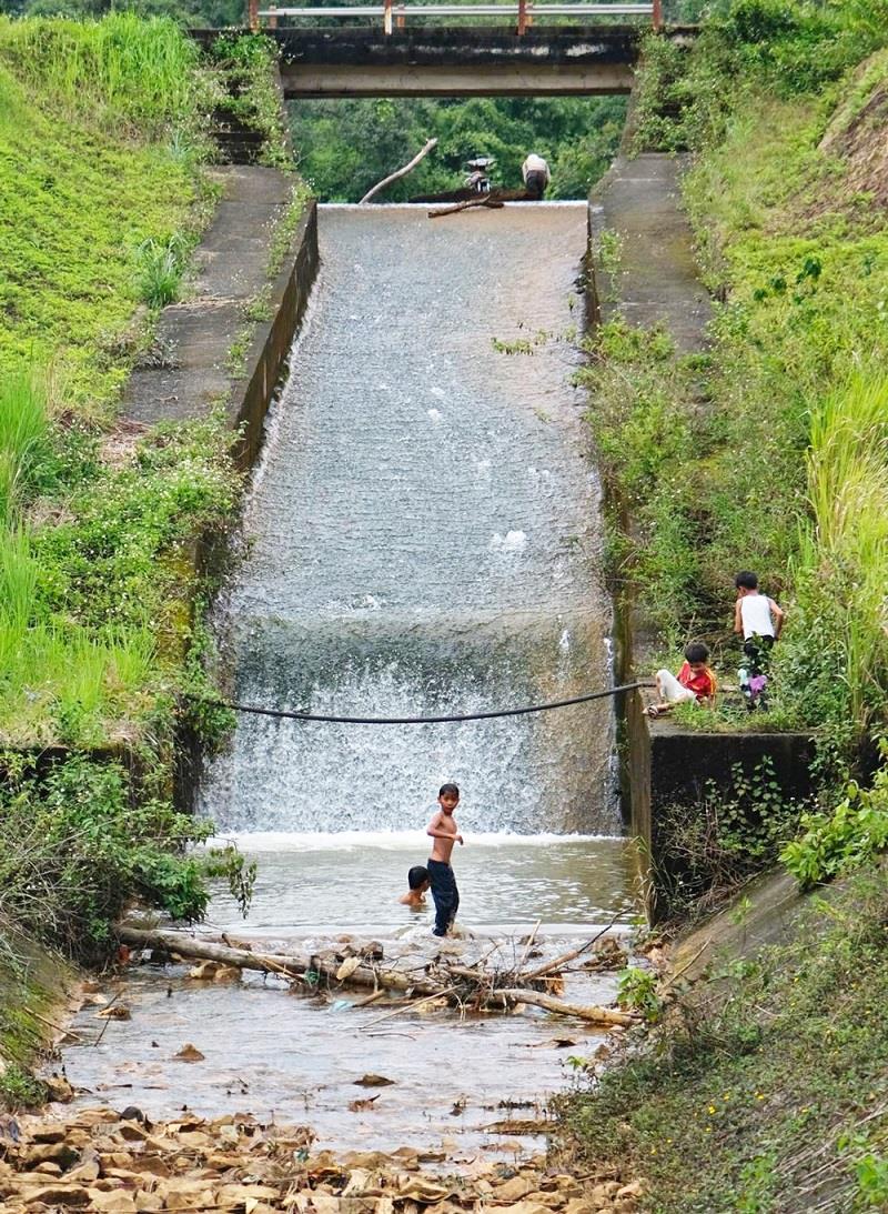 Trẻ nhỏ tắm sông, suối, ao, hồ… không có người lớn biết bơi trông coi sẽ tiềm ẩn nguy cơ đuối nước