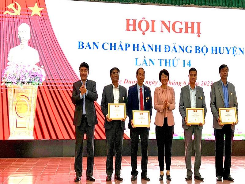 Đồng chí Phạm Thị Phúc - Ủy viên Ban Thường vụ, Trưởng Ban Dân vận Tỉnh ủy và đồng chí Bùi Thế - Phó Bí thư Huyện ủy, Chủ tịch UBND huyện trao Kỷ niệm chương “Vì sự nghiệp xây dựng tổ chức Công đoàn” cho các cá nhân