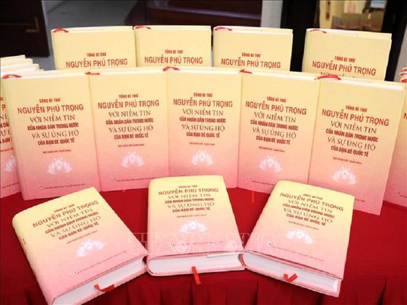 Cuốn sách “Tổng Bí thư Nguyễn Phú Trọng với niềm tin của nhân dân trong nước và sự ủng hộ của bạn bè quốc tế”