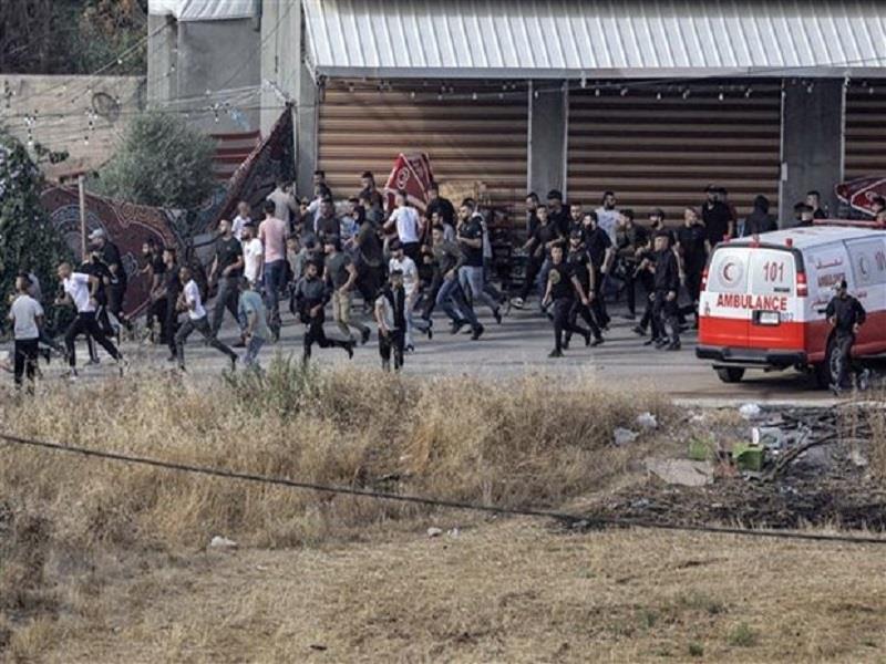 Người Palestine chạy trốn trong cuộc truy quét của binh sỹ Israel tại thành phố Jenin, Khu Bờ Tây, ngày 19/6/2023. (Ảnh: AFP/TTXVN)